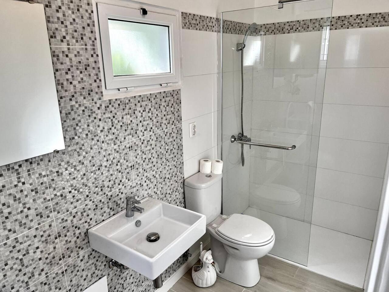 Modern Minimalist Studio With Essential Comfort Funchal  Exterior photo